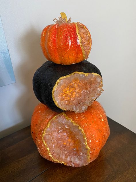 Dollar Store Geode Pumpkin Tower Geode Pumpkin, Pumpkin Tower, Diy Holiday Crafts, Pumpkin Craft, Diy Pumpkin, Pumpkin Ideas, Pumpkin Crafts, Halloween 2, Mad Scientist