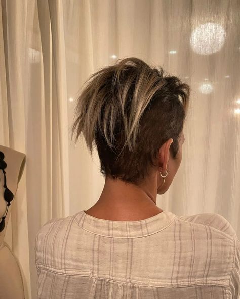 Halle Berry shows off dramatic hair transformation with half-shaved head as fans say ‘no one does short styles’ like her | The US Sun Halle Berry Haircut, Halle Berry Movies, Halle Berry Short Hair, Halle Berry Hairstyles, Half Shaved Head, Halle Berry Style, Half Shaved, Dramatic Hair, Short Brown Hair