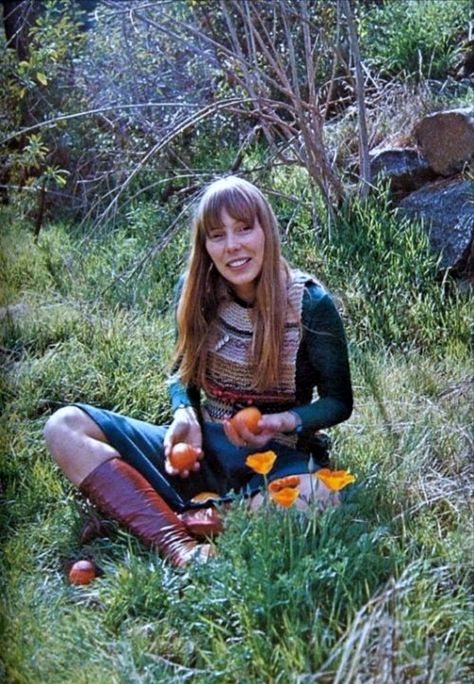 Joni Mitchell, 1971 Laurel Canyon 1960s, Laurel Canyon 70s, Laurel Canyon Aesthetic, Joni Mitchell Aesthetic, 70s California, Henry Diltz, Retro Pics, Cactus Tree, Joni Mitchell