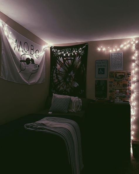 pop punk college dorm Pop Punk Room, Dorm Grunge, Grunge College Dorm, Punk Dorm Room, Pop Punk Bedroom, Emo Dorm Room, Goth Dorm Room, Punk Bedroom Aesthetic, Punk Room Aesthetic