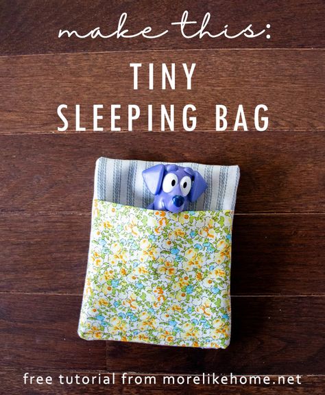 Tiny sleeping bags for small dolls and figures are a perfect stocking stuffer! Plus they are so quick and easy to make, and can be made with fabric scraps! Mini Sleeping Bag, Diy Doll Sleeping Bag, Sleeping Bag Craft, Doll Sleeping Bag Tutorial, Doll Sleeping Bag Pattern, Diy Sleeping Bag, Sleeping Bag Pattern, Small Soft Toys, Shoebox Ideas