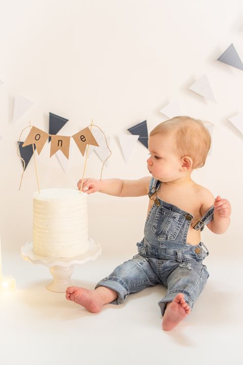 1st Birthday Photoshoot Cake Smash, Baby Boy Smash Cake Pictures, At Home Cake Smash Photoshoot, Smashcake 1st Birthdays, First Birthday Shoot Boy, First Birthday Boy Photoshoot Indoor, Baby Boy One Year Photo Shoot, Baby Boy 1 Year Photoshoot, First Birthday Boy Simple