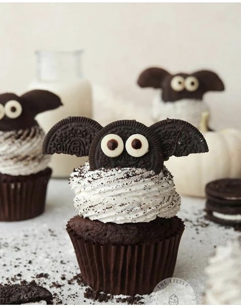 Oreo Bat Cupcakes, Oreo Cupcakes Halloween, Halloween Treats Cupcakes, Cool Halloween Cupcakes, Halloween Muffin Ideas, Halloween Desserts Easy Cupcakes, Halloween Dessert Ideas Cupcakes, Halloween Baking Ideas Cupcakes, Vegan Halloween Cupcakes