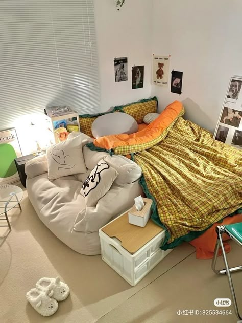 Good Room Designs, Bedroom With Gaming Desk, Small Bedroom With Couch Layout, Maximalism Small Bedroom, Korean Small Business Ideas, Desert Apartment Decor, Gorpcore Aesthetic Room, Emo Interior Design, Functional Room Ideas