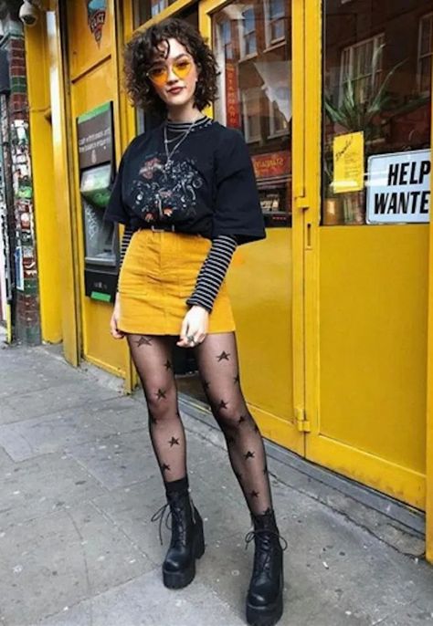 '90s Grunge Fashion Outfits You Can Pull Off Today | Fashionisers© 90s Grunge Aesthetic Outfits, Styl Grunge, Grunge Fashion Outfits, Grunge Outfits 90s, How To Have Style, Grunge Accessories, Winter Outfits Aesthetic, Grunge Outfit, 90s Fashion Grunge