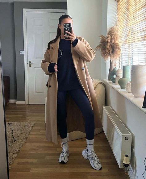 Fall Jordans Outfits Women, Cold Weather Pregnancy Outfit, New York Rainy Day Outfit, Outfit Manteau, Outfit For Rainy Day, Cosy Outfits, Ny Outfits, Girly Fits, Flirty Outfits