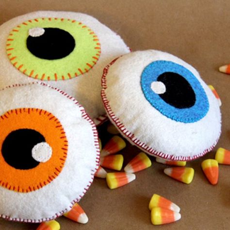 Halloween Eyeball Softie Halloween Felt Ornaments Patterns Free, Halloween Felt Crafts, Halloween Sewing Projects, Baby Mobil, Halloween Sewing, Holiday Sewing, Diy Halloween Decor, Halloween Eyeballs, Adornos Halloween