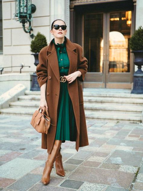 Emerald Green Outfit, Green Dress Outfit, Rok Outfit, Color Combos Outfit, Color Combinations For Clothes, Outfit Trends, Green Outfit, Brown Coat, 가을 패션