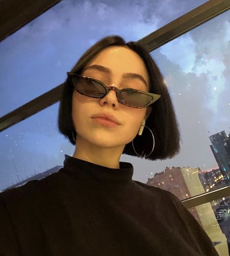 Circle Sunglasses Outfit, Sunglasses Aesthetic Girl, Eyewear Photography, Sunglasses Aesthetic, Black Hair Aesthetic, Hair Earrings, Alcohol Aesthetic, Cute Sunglasses, Short Black Hairstyles