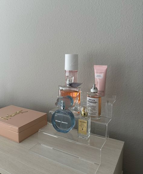 Beauty Products Organisation, Acrylic Perfume Stand, Perfume Holder Ideas, Perfume Organization Organizing Ideas, Perfume Display Shelf, Skincare Stand, Perfume Stand Display, Perfume Display Ideas, Cologne Organizer For Men