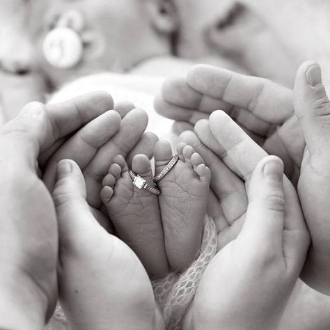 baby feet Vom Avea Un Copil, Baby Fotografie, Newborn Photography Boy, Baby Pictures Newborn, Newborn Family Photos, Newborn Photography Poses, Newborn Baby Photoshoot, Baby Poses, Newborn Baby Photos