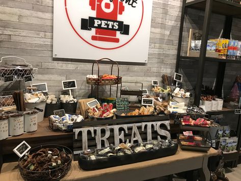 Pet shop treat bar Dog Treat Bar Display, Dog Treat Market Display, Dog Treat Stand, Market Stall Display Ideas, Pet Store Display, Pet Food Store, Cookie Birthday, Set Up Ideas, Best Treats