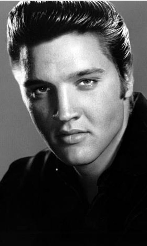 Elvis Presley Matt Skiba, Guerriero Samurai, Elvis Presley Graceland, Elvis Presley Photos, Priscilla Presley, Brian May, Marlon Brando, Celebrity Portraits, George Michael