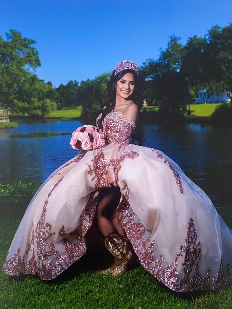 Gold Quinceanera Dresses Mexican, Rose Gold Quince Dress, Mexico Outfit Ideas, Pink Quince Theme, Gold Quinceanera Dresses, Quince Picture Ideas, Rose Gold Quinceanera Dresses, Pink Quinceanera Dress, Royal Blue Ball Gown