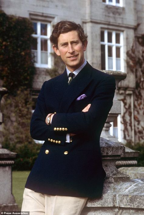 Prince Charles Style Fashion, King Charles Suits, Prince Charles Style, Prince William Outfits, Principe Charles, His 30th Birthday, Balmoral Castle, Prinz Charles, Herren Style