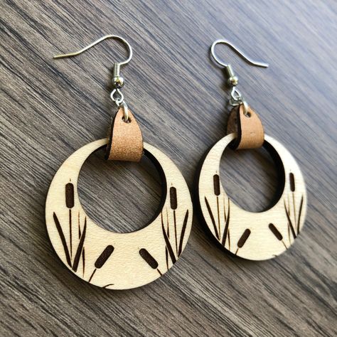 Laser Cut Earrings Wood, Laser Earrings, Laser Engraved Earrings, Pyrography Ideas, Laser Crafts, Wood Jewelery, Laser Cut Wood Earrings, Laser Cut Wood Crafts, Engraved Earrings