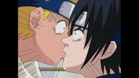 Kiss Sasuke and Naruto Anime Bisou, Naruto Meme, Kiss Funny, Naruto And Sasuke Kiss, Naruto Boys, Naruto Vs Sasuke, Naruto Vs, Manga Naruto, Sasuke X Naruto