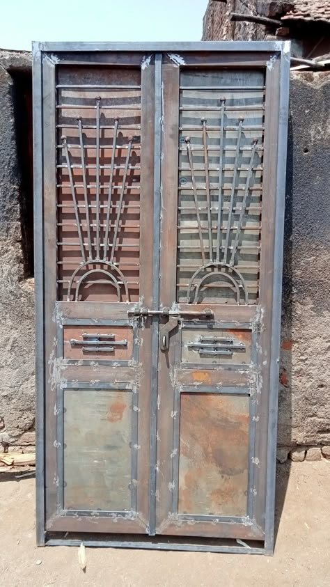 Door Gate Design Front Entry, Safty Door Design Front Entry Steel, Modern Steel Gate Design, Metal Entry Doors, New Door Design, Metal Gates Design, Exterior Door Designs, Home Gate Design, Gate Wall Design