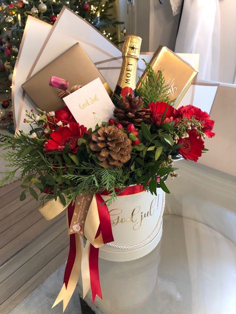 30 Year Old Women, Christmas Gift Hampers, Christmas Bouquet, Women Ideas, Christmas Hamper, Easy Christmas Gifts, Gift Bouquet, Christmas Baskets, Christmas Flowers