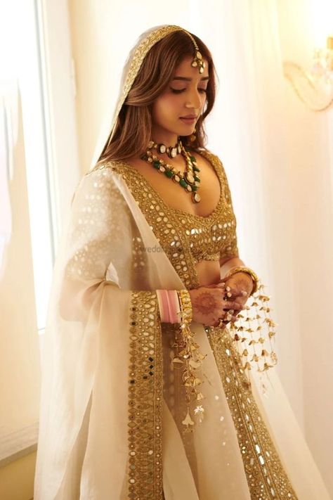 #JustMarried - Introducing wedding looks of Fashion Designer Arpita Mehta. With beautiful bridal lehenga & stunning polki jewellery, this wedding looks is must-seen. #weddingbazaar #indianwedding #celebritywedding #intimatwedding #simplewedding #bigfatindianwedding #arpitamehtaoutfits #arpitamehtalehenga #arpitamehtawedding #arpitamehtaweddingphotos #arpitamehtahusband #mirrorworklehenga #goldenlehenga #greenlehenga #polkijewellery #pinkchooda #customisedkalire #bridalkalire #brideveilphoto Arpita Mehta, Pengantin India, Celebrity Bride, Lehenga Designs Simple, Bridal Lehenga Collection, Bridal Outfit, Traditional Indian Outfits, Indian Bridal Dress, Indian Bridal Fashion