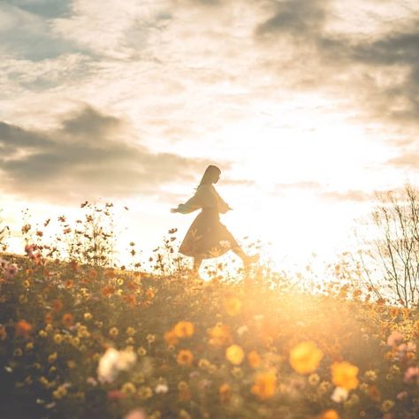 Running Through A Field, Sun Shining, + Core + Aesthetic, 인물 사진, Photography Inspo, Aesthetic Photo, Aesthetic Photography, Photo Inspiration, Beautiful Pictures