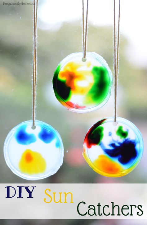 Sun Catchers For Kids, Diy Sun Catchers, Suncatcher Craft, Cadeau Parents, Summer Crafts For Kids, Woodworking For Kids, Easy Arts And Crafts, Daycare Crafts, Crafts For Kids To Make