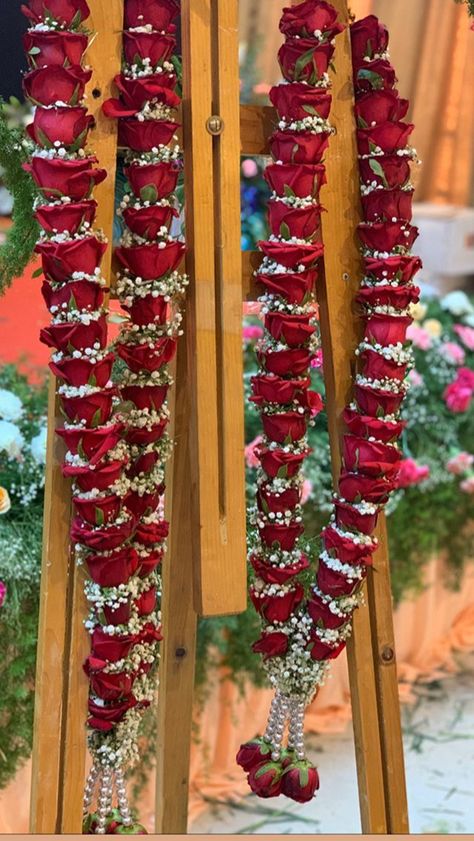 Rose Malai For Reception, Bengali Wedding Mala, Red Rose Mala For Wedding, Simple Wedding Garland Indian, Mala For Reception, Bridal Mala Flower, Garlands For Engagement Indian, Pelli Poola Dandalu, Flower Haar Mala For Wedding