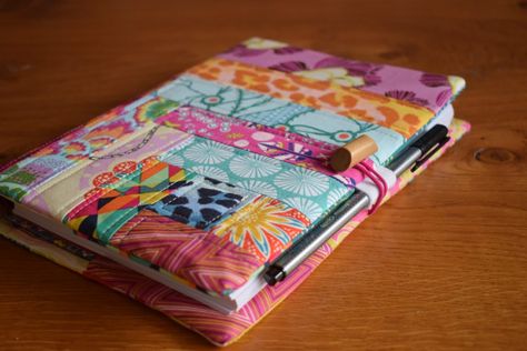 Upcycling, Patchwork, How To Sew A Journal Cover, Quilted Journal Cover Pattern, Sewn Journal Covers, Journal Cover Sewing Pattern, Patchwork Journal Cover, Journal Cover Ideas Diy, Quilt Book Cover