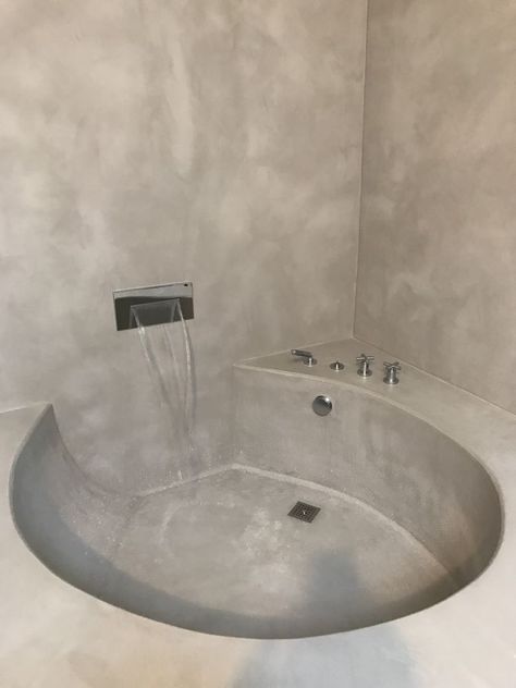 Cement Bathtub, Concrete Bathtub, Concrete Bath, Concrete Effect Paint, Concrete Bathroom, Washroom Design, Home Decor Idea, Bathroom Design Decor, Bathroom Inspiration Decor