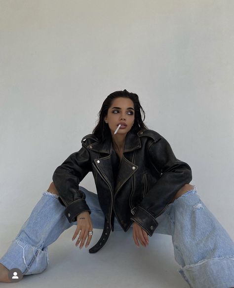 Leather Jacket Photoshoot Women, Photoshoot Leather Jacket, Badass Photoshoot, Leather Jacket Photoshoot, Moto Jacket Style, High Fashion Poses, Studio Portrait Photography, Beautiful Photoshoot Ideas, Studio Poses