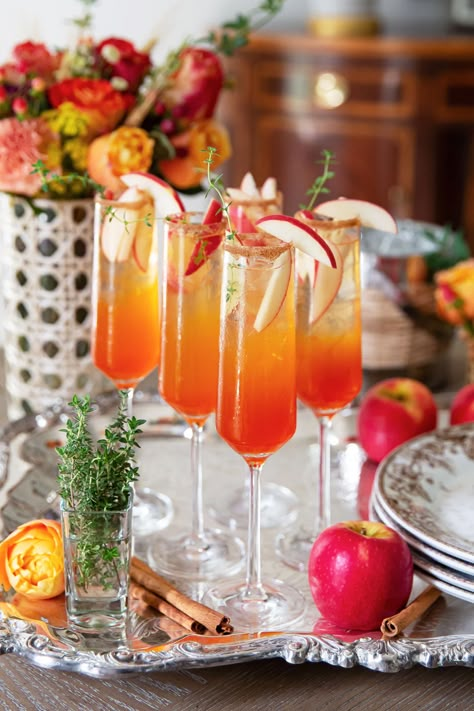 Aperol Drinks, Apple Cider Syrup, Easy Drinks To Make, Winter Brunch, Aperol Spritz Recipe, Cocktail Food, Apple Cider Cocktail, Winter Breakfast, Spritz Recipe