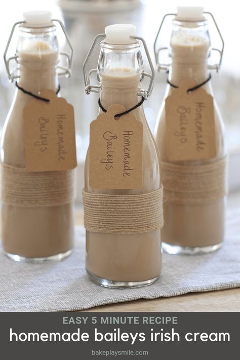 Our HOMEMADE BAILEYS IRISH CREAM RECIPE is a deliciously creamy and chocolatey homemade alcoholic drink. Make it in less than 5 minutes and with just 6 basic ingredients. The perfect homemade gift for family and friends.  #baileys #homemade #irishcream #recipe #easy #best #mostpopular #alcohol #conventional #thermomix #christmas #gift Diy Edible Gifts, Homemade Baileys Irish Cream, Baileys Irish Cream Recipes, Irish Cream Recipe, Homemade Baileys, Baileys Recipes, Homemade Alcohol, Homemade Liquor, Liquor Recipes