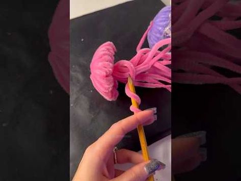 Pipe Cleaner Vine Charger, Cleaning Pipe Craft, Pipe Cleaner Jellyfish, How To Make Jellyfish, How To Make A Jellyfish, Pipe Cleaner Tutorial, Spongebob Decor, Diy Ocean Decor, Pipe Cleaner Animals