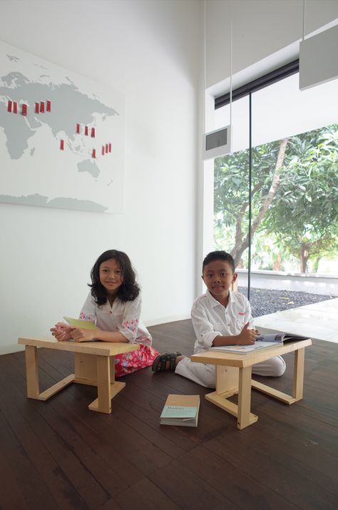 PITA has developed a folding flatpack table, easy to transport and easy to assemble, for schoolchildren in indonesia. Folding Study Table, Mobile Clinic, Study Table Designs, Kids Study Table, School Tables, Study Room Design, Reading Table, Flat Pack Furniture, Toy Room