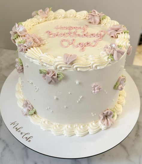 White Cake with flowers and customised text.  #CakeArt #CakeDecor #CakeDesign  #CakeWithFlowers #CakeWithText White Cake Pink Flowers, Birthday Cake Circle, Circle Cake Ideas, White Cake With Flowers, 20 Cake, Round Birthday Cakes, Flower Cake Design, Circle Cake, White Birthday Cakes