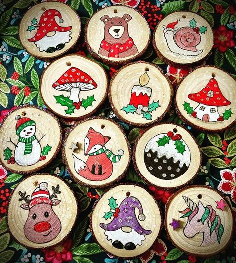 Woodslice Decoration Christmas, Wood Circle Ornaments Diy Kids, Wood Slice Ornament Painted Easy, Painted Christmas Wood Slices, Painted Wood Slices Christmas, Wooden Christmas Decorations Diy, Diy Wood Ornaments Tree Slices, Posca Projects, Christmas Ornament Painting Ideas