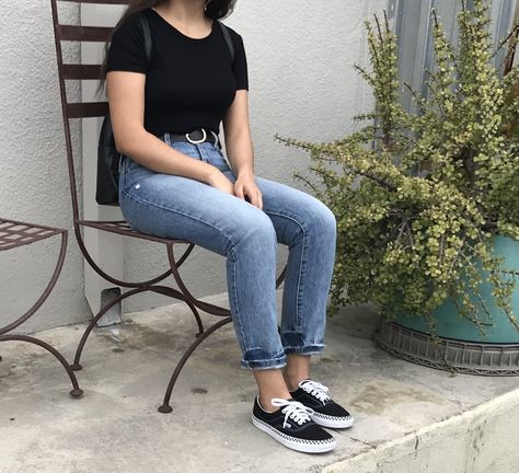 Vans Era Outfit, Vans Era, Black Vans, High Waisted Mom Jeans, White Belt, Black Top, Mom Jeans, Black Jeans, Forever 21