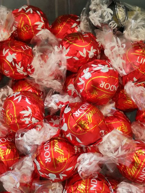 Lindor Lindor Chocolate, Lindt Lindor, Swiss Chocolate, Lindt Chocolate, Chocolate World, Chocolate Assortment, Sweet 16 Parties, Birthday List, Candy Party