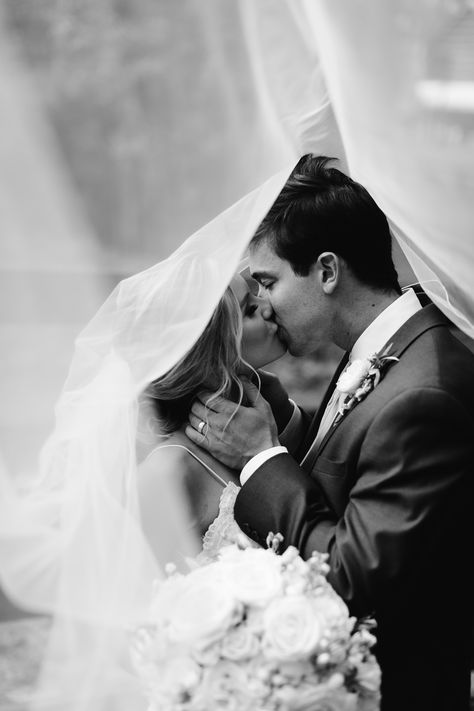 Pose Bride, Romantic Black And White, Bride And Groom Kiss, Wedding Photo List, Wedding Shot List, Wedding Portrait Poses, Bride Groom Photos, Wedding Picture Poses, Wedding Photography Styles