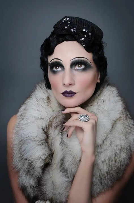 Haus Makeup, 1920s Makeup Look, 1920’s Makeup, 1920s Makeup Tutorial, 1920 Makeup, 20s Makeup, Maquillage Goth, Gatsby Party Outfit, Look Gatsby