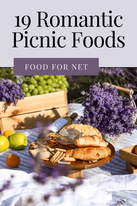 Essen, Romantic Picnics Food, Date Night Picnic Food, The Perfect Picnic, Romantic Backyard Picnic, Classy Picnic Food, Cottagecore Picnic Food, Picnic For 2 Romantic, Picnic Date Ideas Food