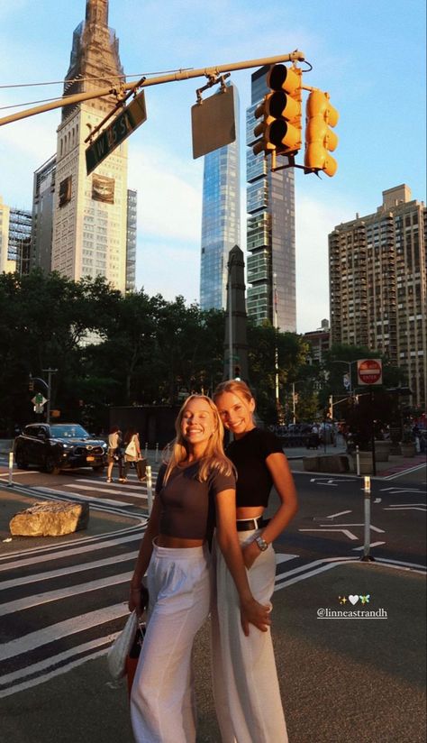 Summer City Pictures, Emma Chamberlain New York, New York Outfits Women, Nyc July Outfit, Cute City Aesthetic, Wallpaper 2024 Aesthetic, Cool Girl Instagram Ideas, Lifestyle Inspo Pics, New York Outfit Inspo Spring