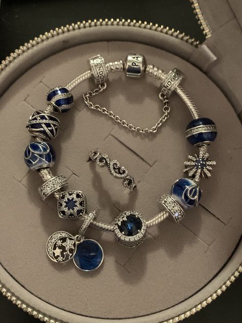 Aesthetic Bracelet, Pandora Bracelet Charms Ideas, Xoxo Jewelry, Pandora Bracelet Designs, Casas Coloniales, Wrist Jewelry, Jewelry Accessories Ideas, Bracelet Charms, Pandora Bracelet Charms