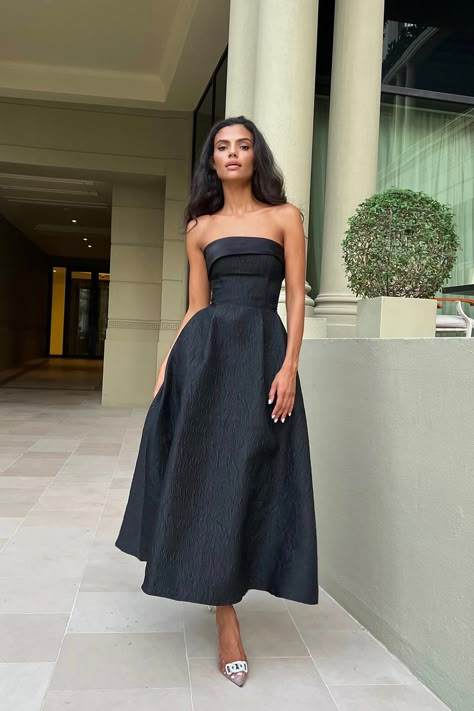 Indulge in timeless sophistication with this exquisite black evening dress. Crafted with luxurious fabrics and tailored to perfection, this elegant ensemble exudes class and allure. Elevate any occasion with its graceful silhouette and understated charm. #BlackEveningDress
#ElegantFashion#EveningGown#FormalWear#SpecialOccasionDress#FashionInspiration#LuxuryStyle#ClassicElegance Classy Wedding Guest Dresses, Midi Dress Formal, Wedding Guest Attire, Wedding Attire Guest, Guest Attire, Black Evening Dresses, Looks Chic, Glam Dresses, Beauty And Lifestyle