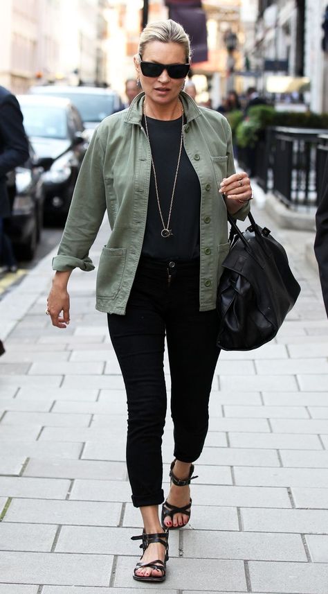 There are only a handful of other style icons who have impacted how British women dress quite like Kate Moss. Click to see and shop her capsule wardrobe. Kate Moss Street Style, Moss Fashion, Kate Moss Style, British Women, Look Rock, Khaki Jacket, Army Jacket, Clothes Women, Wardrobe Basics