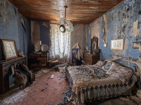 Abandoned house | Yannick M. | Flickr Abandoned Mansion For Sale, Old Abandoned Buildings, Creepy Houses, Haunted Dollhouse, Old Abandoned Houses, Old Mansions, Unusual Homes, Abandoned House, Abandoned Mansions