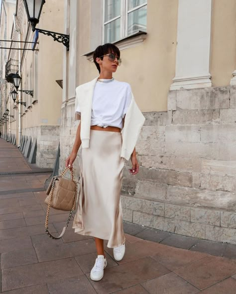 Paris Spring Outfit, Satin Slip Dress Outfit, Beige Skirt Outfit, Chic Skirt Outfits, Elegant Skirt Outfits, Silk Skirt Outfit, Work Event Outfit, Event Outfit Ideas, Satin Skirt Outfit