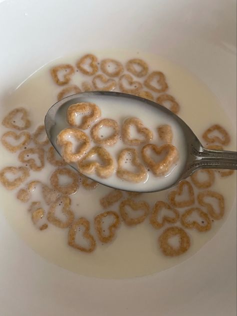 Cheerio Aesthetic, Minimal Eating Aesthetic, Cereal Aestethic Breakfast, Cheerios Aesthetic, Cereals Aesthetic, Coquette Breakfast, Cereal Aestethic, Aesthetic Cute Makeup, Cereal Aesthetic