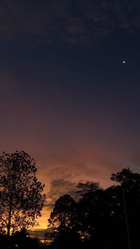 Moon View Aesthetic, Crescent Moon Pictures, Crescent Moon Aesthetic, Sky Pics, Sky Pictures, Sunset Pictures, Night Aesthetic, Sky Aesthetic, Beautiful Sunset