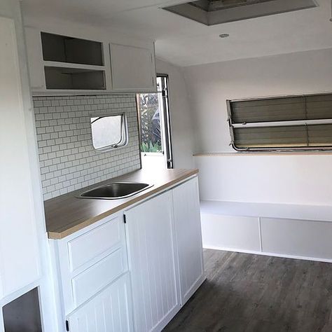 Caravan Husbil Makeover, Caravan Renovation Diy, Caravan Interior Makeover, Caravan Interiors, Vintage Caravan Interiors, Caravan Vintage, Diy Caravan, Caravan Decor, Caravan Makeover